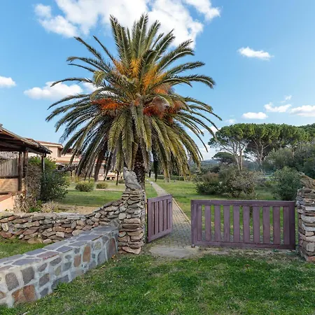 Blue&green House With Shared Pool - Happy Apartment Golfo Aranci